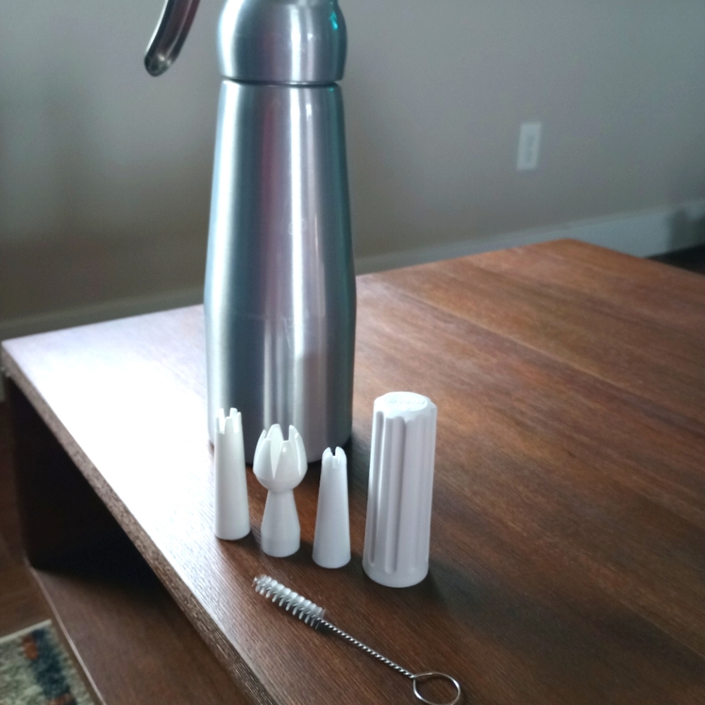 Mosa whipped cream dispenser